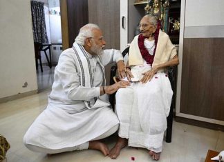 PM Modi meets mother